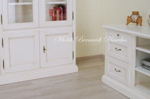 Libreria stile classico costruita artigianalmente in legno massello con ante e cassetti finitura colore bianco anticato